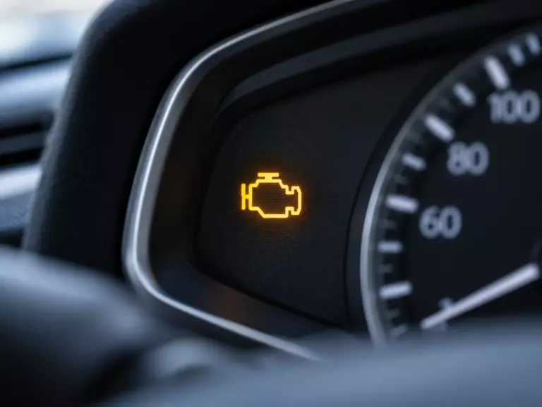 Горящий индикатор Check Engine на панели приборов